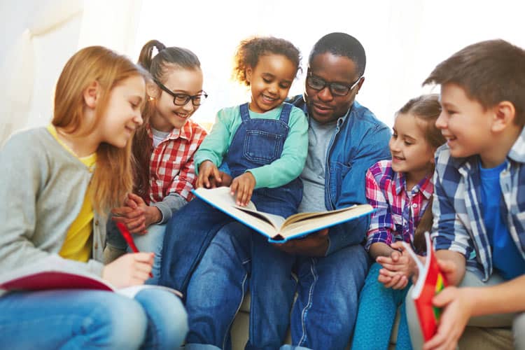 dad-reading-to-group-of-kids-image dad-reading-to-group-of-kids-image